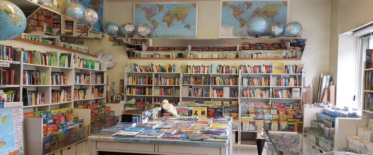 L'interno della libreria Il Giramondo di Torino